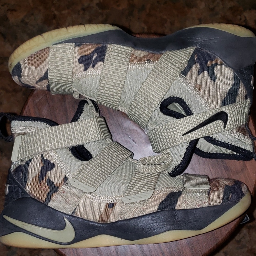 Boys Lebron shoes😎